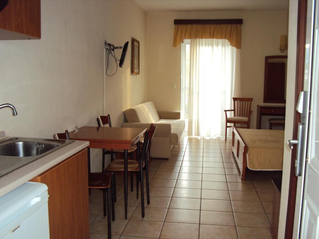 Amalia Aparthotel Palaiontsiflikion Room photo