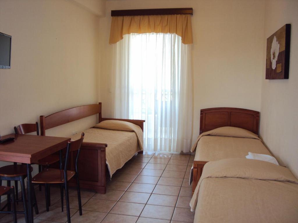 Amalia Aparthotel Palaiontsiflikion Room photo