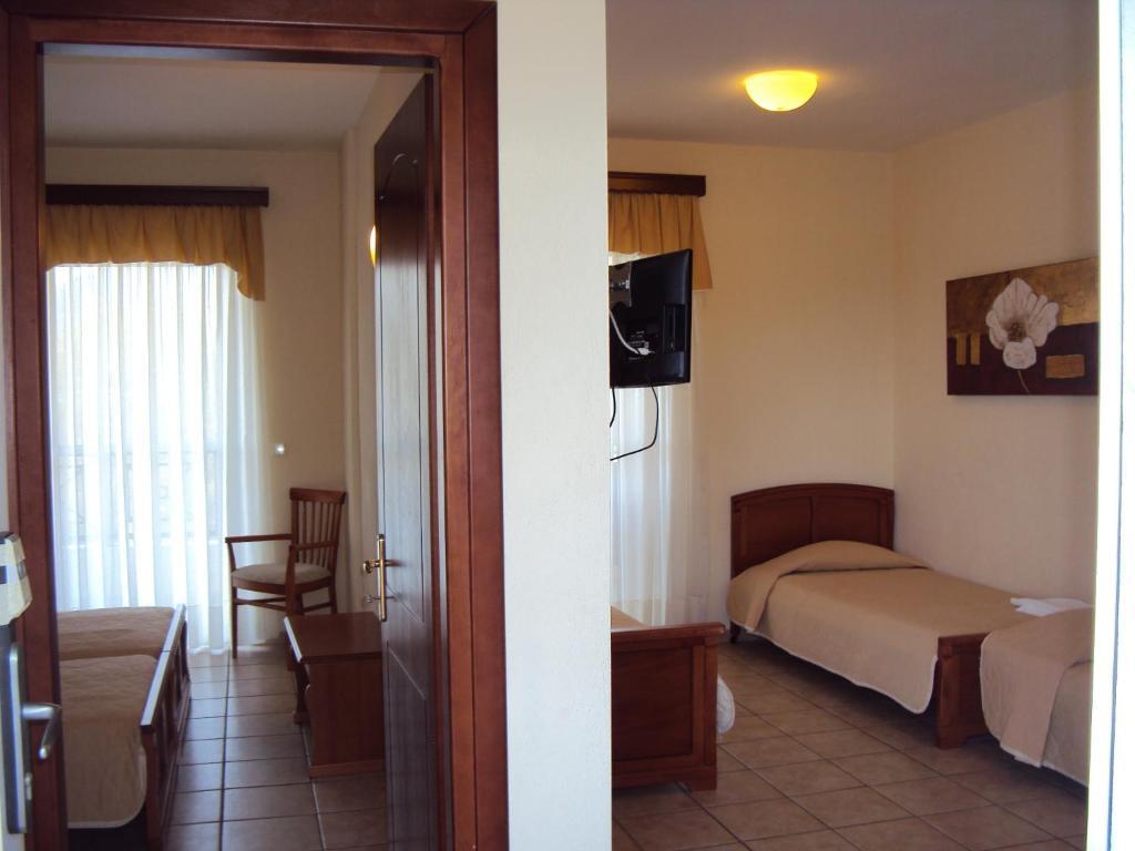 Amalia Aparthotel Palaiontsiflikion Room photo
