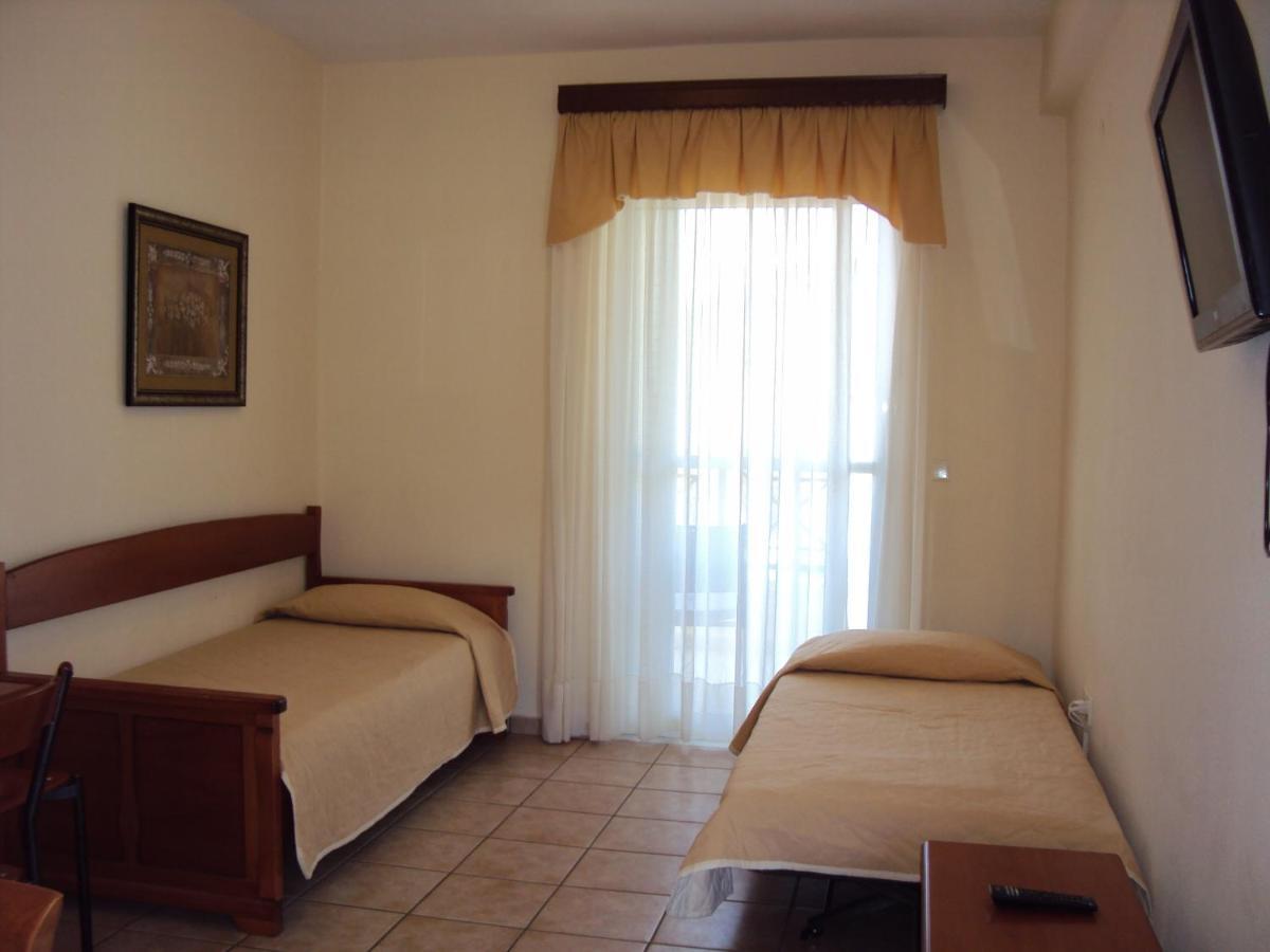 Amalia Aparthotel Palaiontsiflikion Room photo